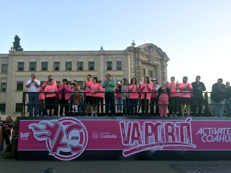 El gobernador, Rubén Moreira Valdez, acompañado de su esposa, la diputada federal, Alma Carolina Viggiano Austria, dieron el banderazo de salida.