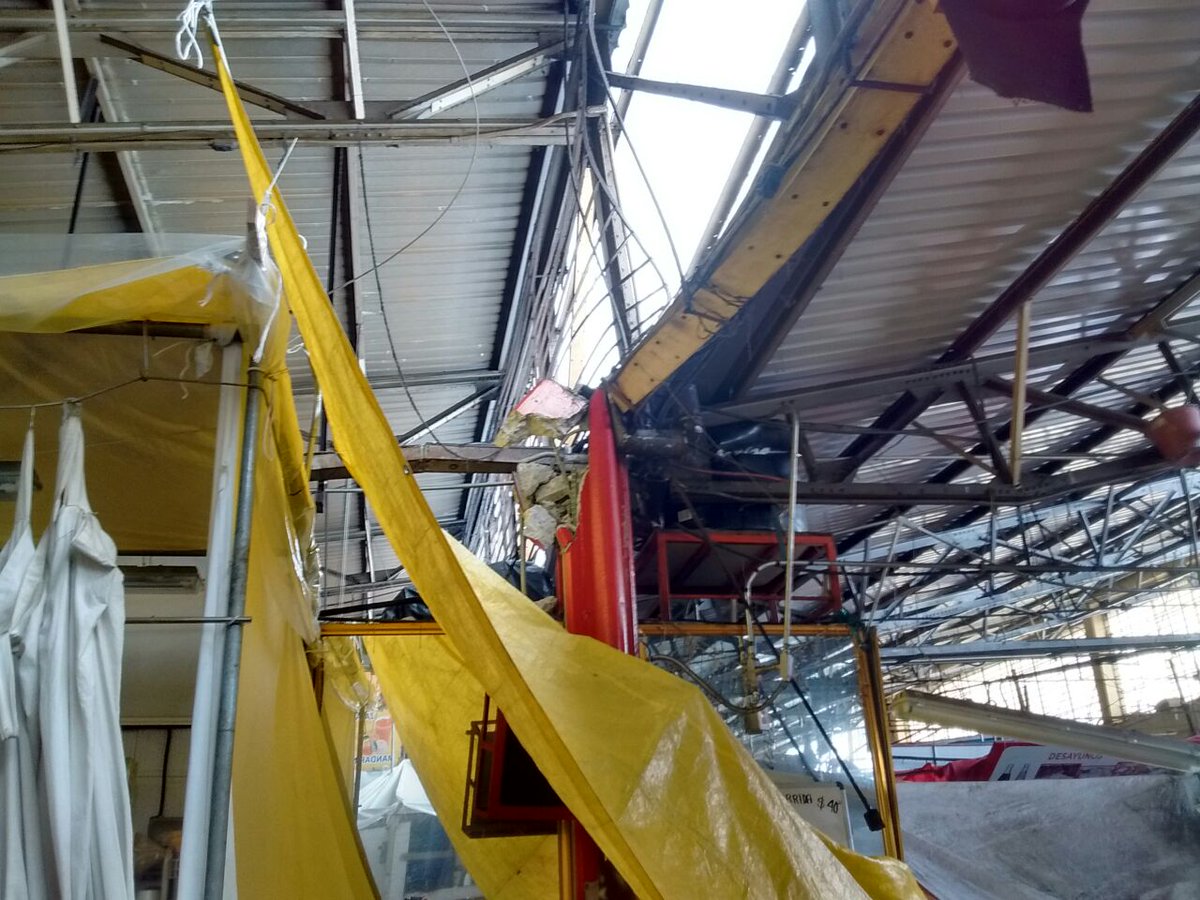 Se realizaban labores de mantenimiento en el mercado Martínez de la Torre, cuando debido al sobrepeso se vino a bajo parte del techo, sin que hubiera 
