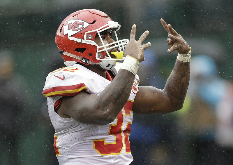 Spencer Ware celebra al anotar 