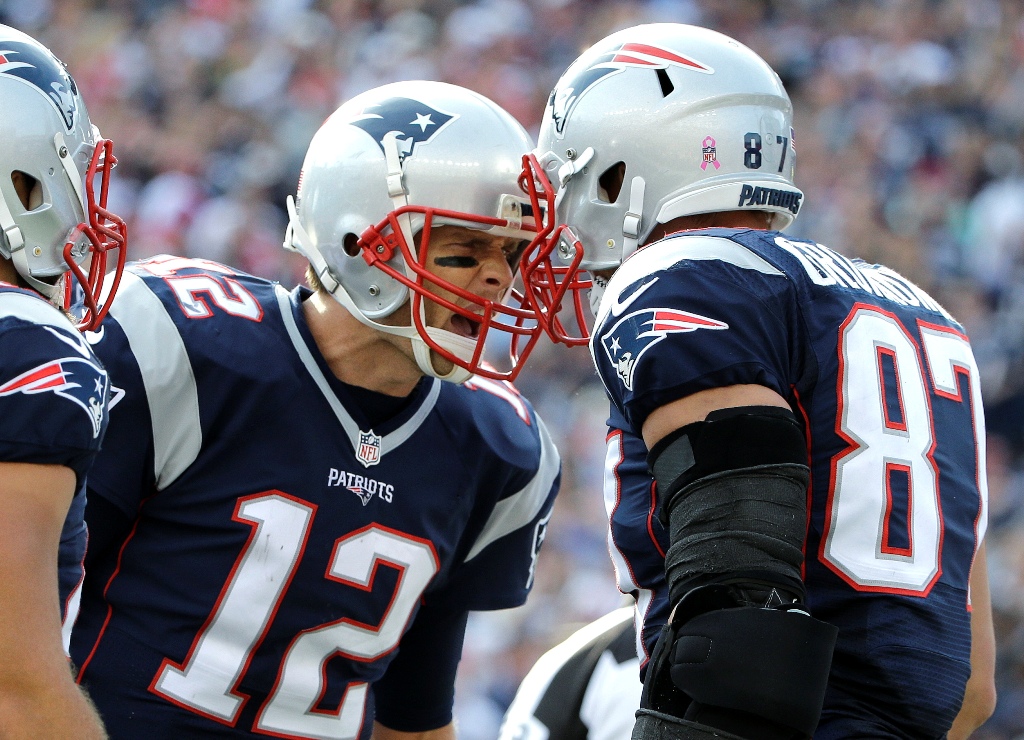 Tom Brady (12) celebra durante el juego ante Bengalíes