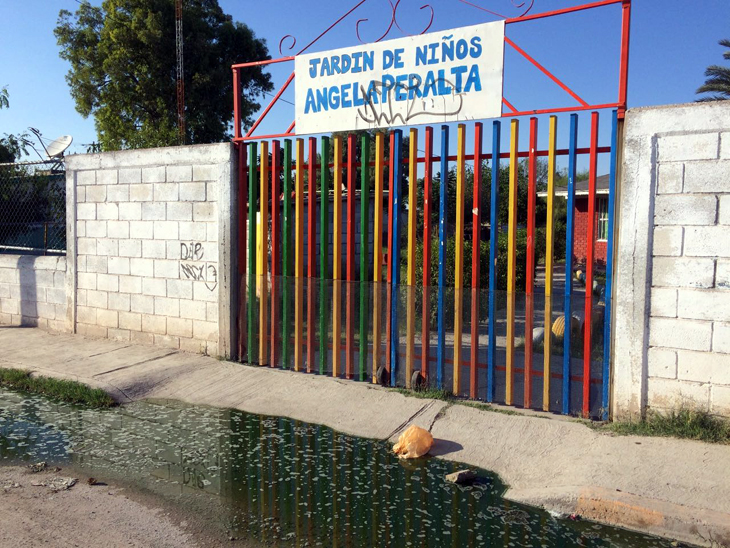 Aguas negras inundan las calles del Ejido El Arenal de Torreón.