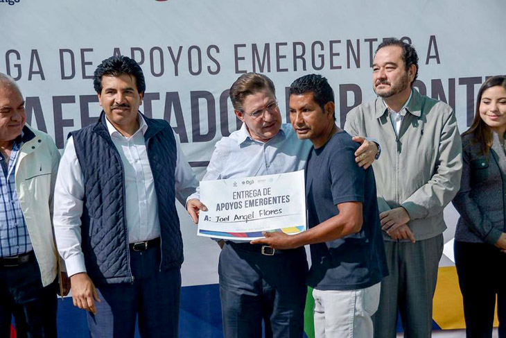 Gobierno de Durango, entregó apoyos para los damnificados por las lluvias registradas en días pasados.