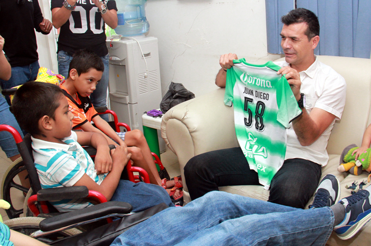 Jared Borgetti, visitó la Asociación Pro Infancia Neurogénica de Torreón.