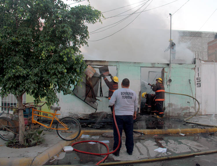 Al llegar los bomberos rápidamente comenzaron a mitigar las llamas provocadas por un presunto corto circuito.