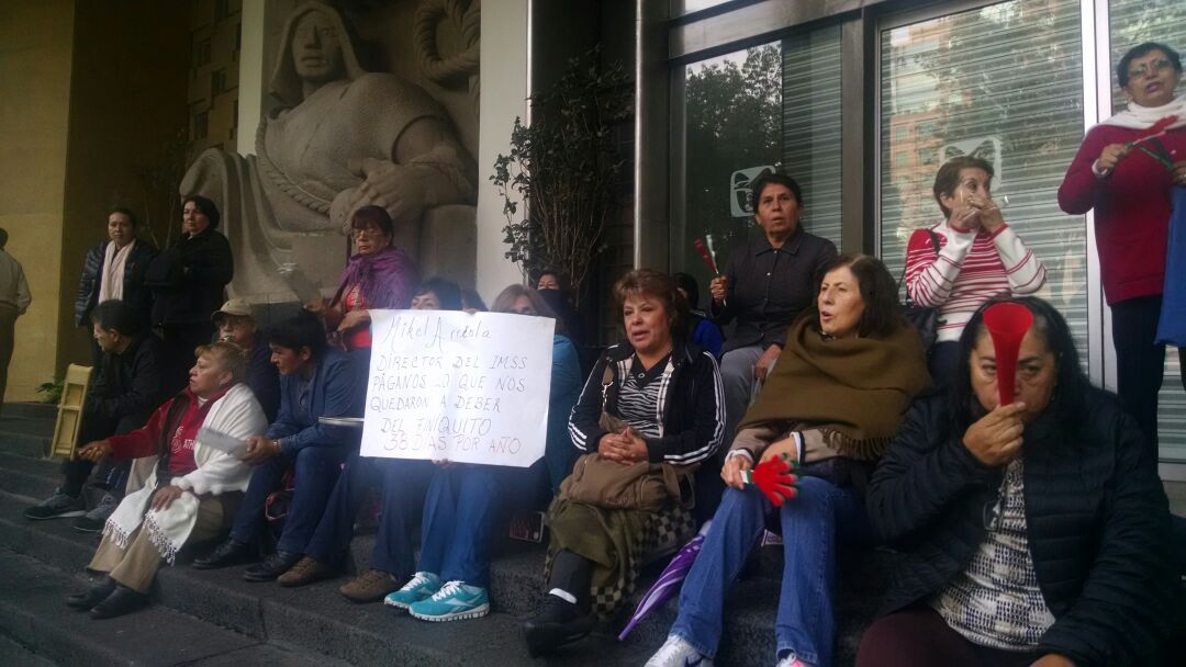 Dentro de los manifestantes se encuentra un grupo de aproximadamente 2 mil pensionados, que mantienen una denuncia contra el instituto por la falta de