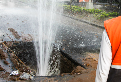 El mal estado en el que están tuberías de agua potable en la Ciudad de México, ocasionan que las pérdidas de ese líquido sean superiores a 40 por cien