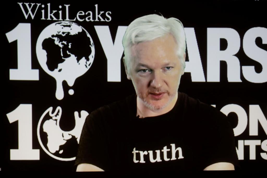El corte al acceso de internet, ocurre en medio de una serie de revelaciones de WikiLeaks sobre la candidata presidencial Hillary Clinton.