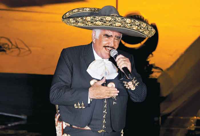 El cantante compuso un corrido para la candidata.