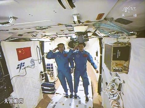  Jing Haipeng abrió la escotilla e ingresó a la estación que fue lanzada el mes pasado, seguido del astronauta Cheng Dong.