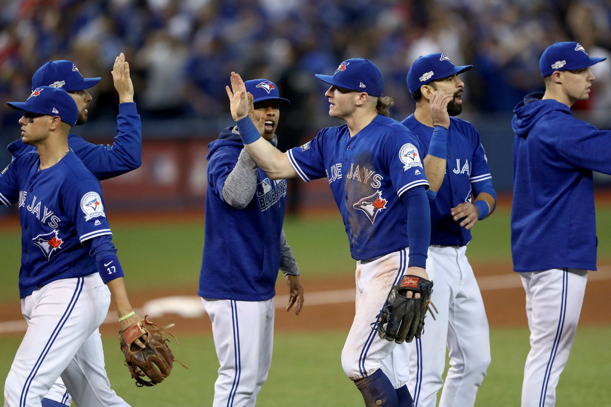 Josh Donaldson celebra con sus compañeros