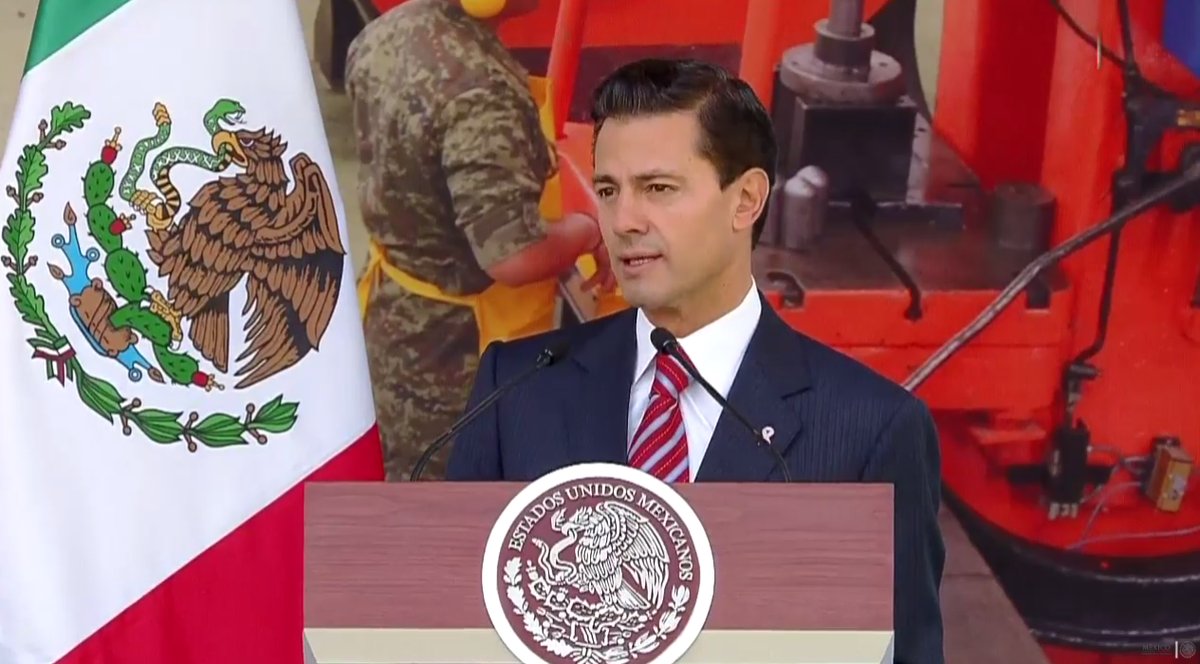 El presidente Enrique Peña Nieto dijo que los departamentos de las fuerzas armadas están diseñando aviones y vehículos todo terreno.