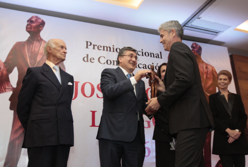 El subdirector editorial de Milenio, Héctor Zamarrón, recibió el premio Pages de Comunicación.
