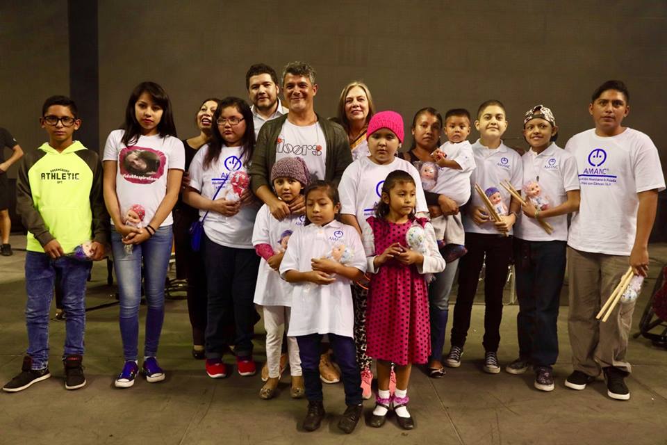Alejandro Sanz convivió algunos niños antes de su concierto en la Arena Ciudad de México. 