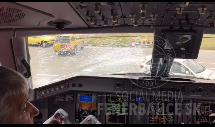 Así quedó el cristal del avión 