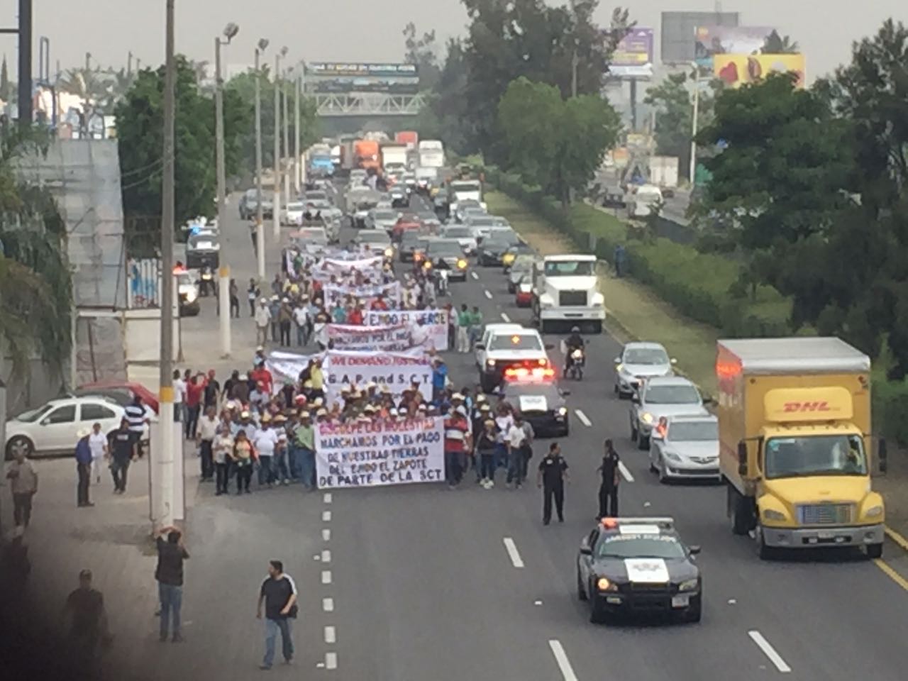 El contingente obstruye tres carriles de esta carretera