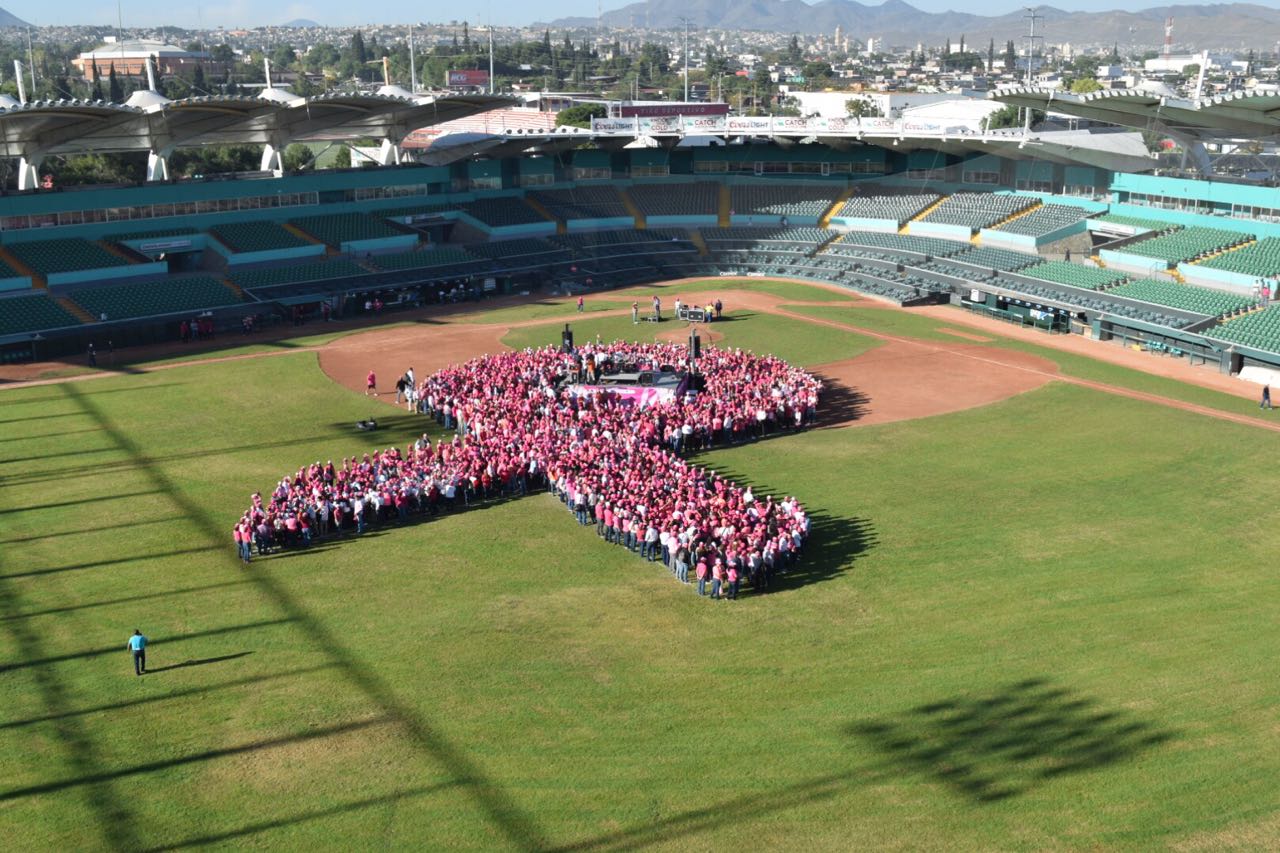 Se formó un Lazo Rosa con 3 mil personas en el Estadio de Béisbol Francisco I. Madero, casa de los Saraperos de Saltillo.