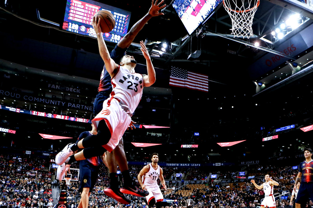 Fred VanVleet, de Raptors, en una clavada de pretemporada 