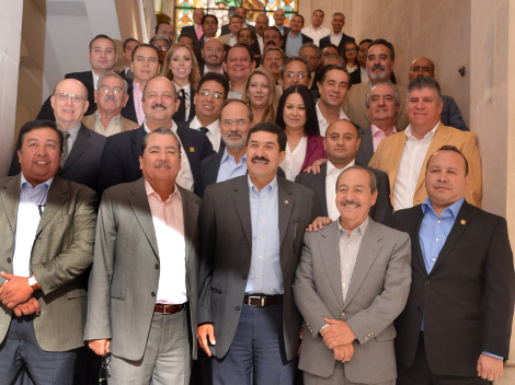 El gobernador de Chihuahua, Javier Corral con los delegados federales en la escalinata del Palacio de Gobierno.  