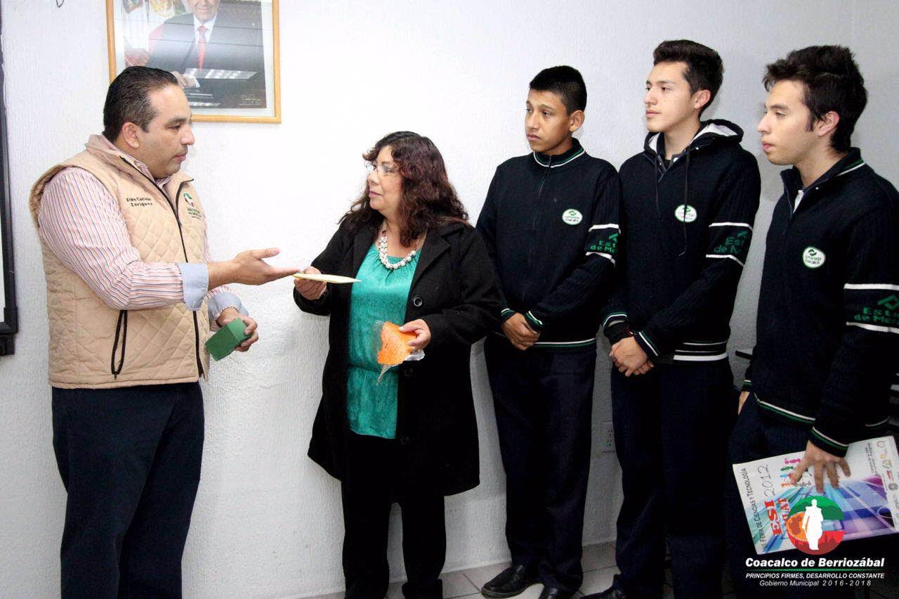 Jóvenes del Conalep que participarán en ferias científicas.