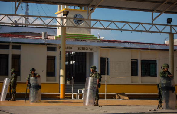 La alcaldía quedó a resguardo del Ejército luego del ataque de este lunes.