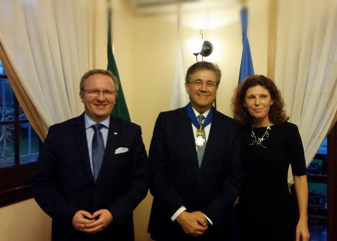 El ministro de relaciones Exteriores de Polonia, Krzysztof Szczerski, el embajador Ricardo Villanueva, y la embajadora Beata Wojna.