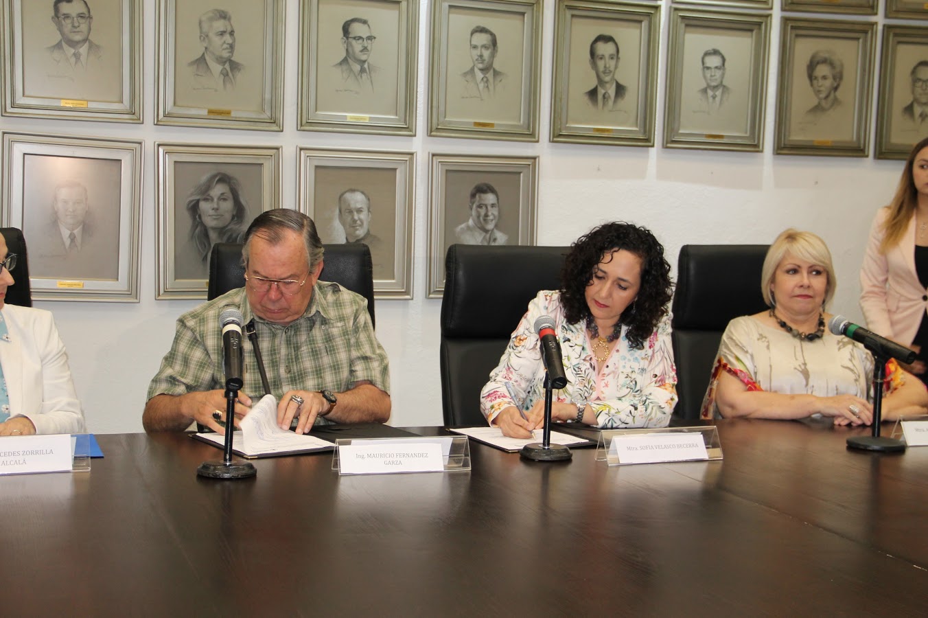La presidenta de la comisión, Sofía Velasco Becerra, y el alcalde Mauricio Fernández signaron este acuerdo en la sala de juntas del Cabildo.
