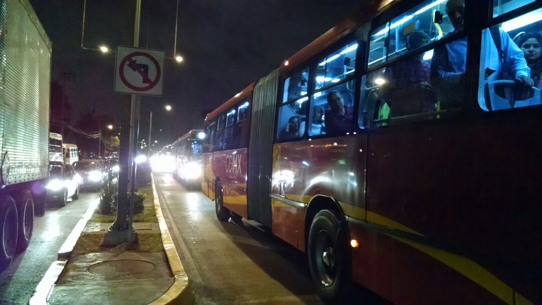Calzada Vallejo se convirtió una vez más en gran estacionamiento, incluido el carril de Metrobús, porque conductores de trailers y de transporte públi