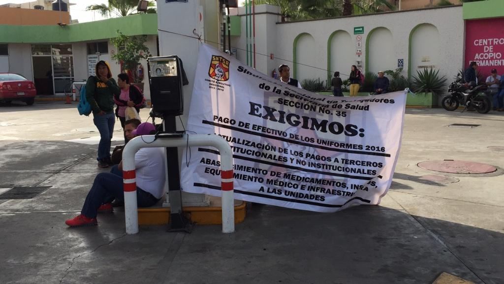 Continúan con el cierre del hospital civil de la ciudad de Oaxaca, lo que provocó que fueran suspendidas las consultas externas.