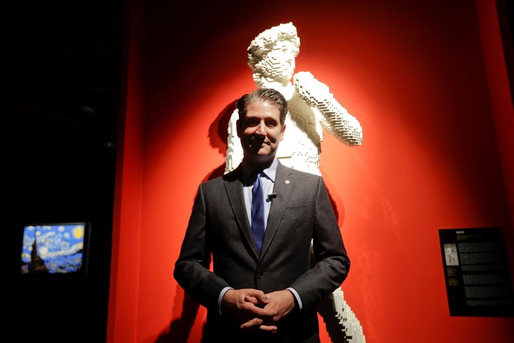 El artista es Nathan Sawaya, abogado estadunidense. 