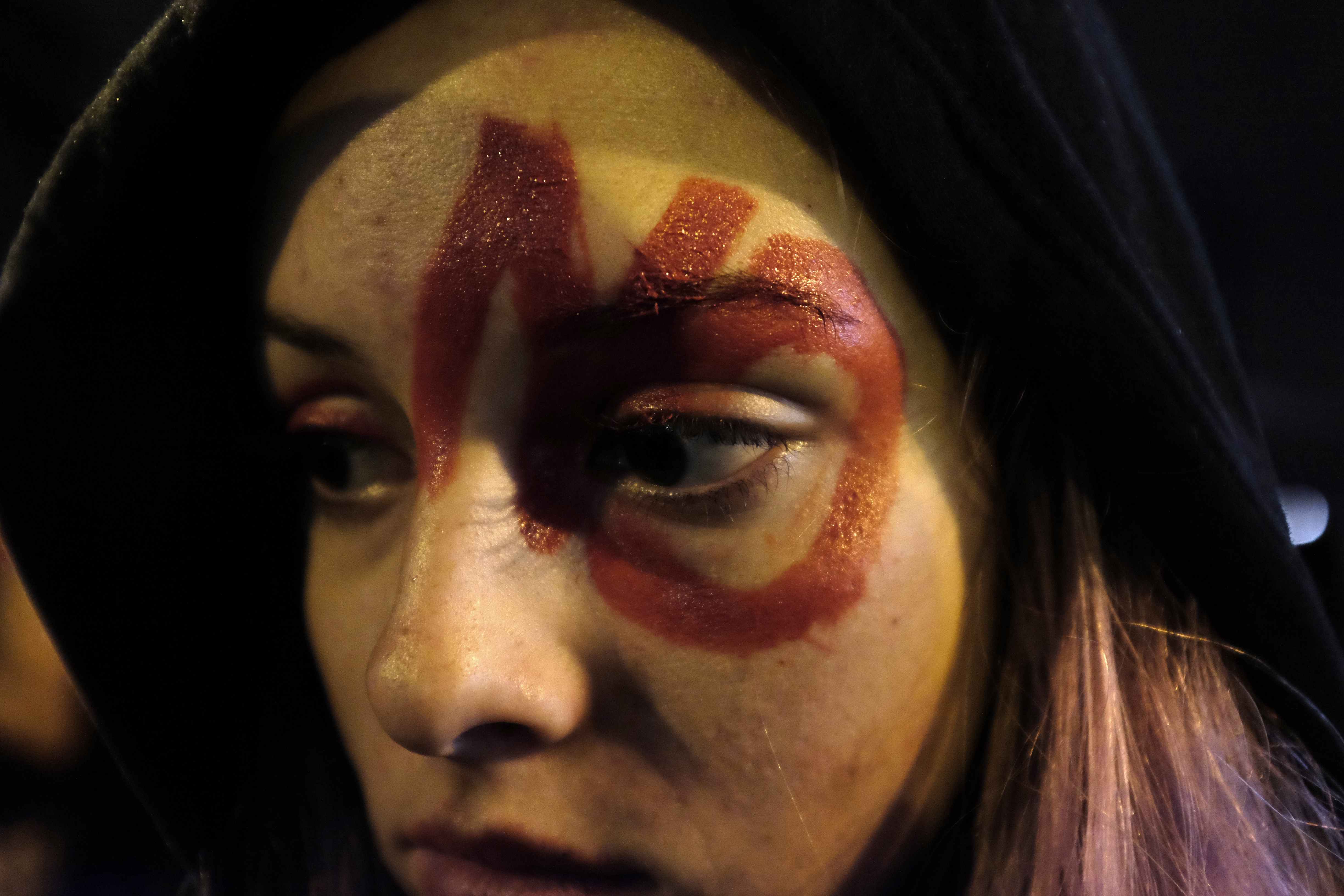 Familiares y víctimas de femicidios marcharon con fotografías de mujeres que fueron violadas, mutiladas o golpeadas hasta morir.