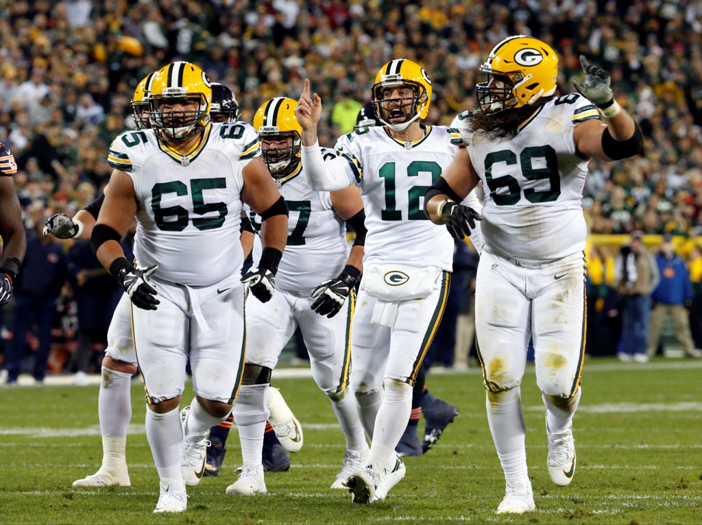 Jugadores de Green Bay celebran una anotación ante Chicago