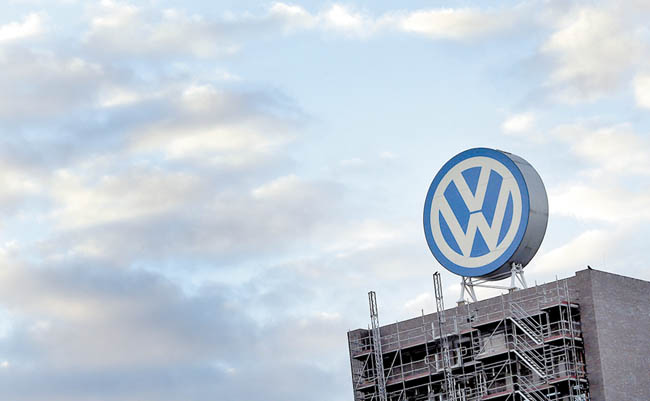 El logotipo de la compañía en lo alto de la planta de Wolfsburgo, Alemania. 