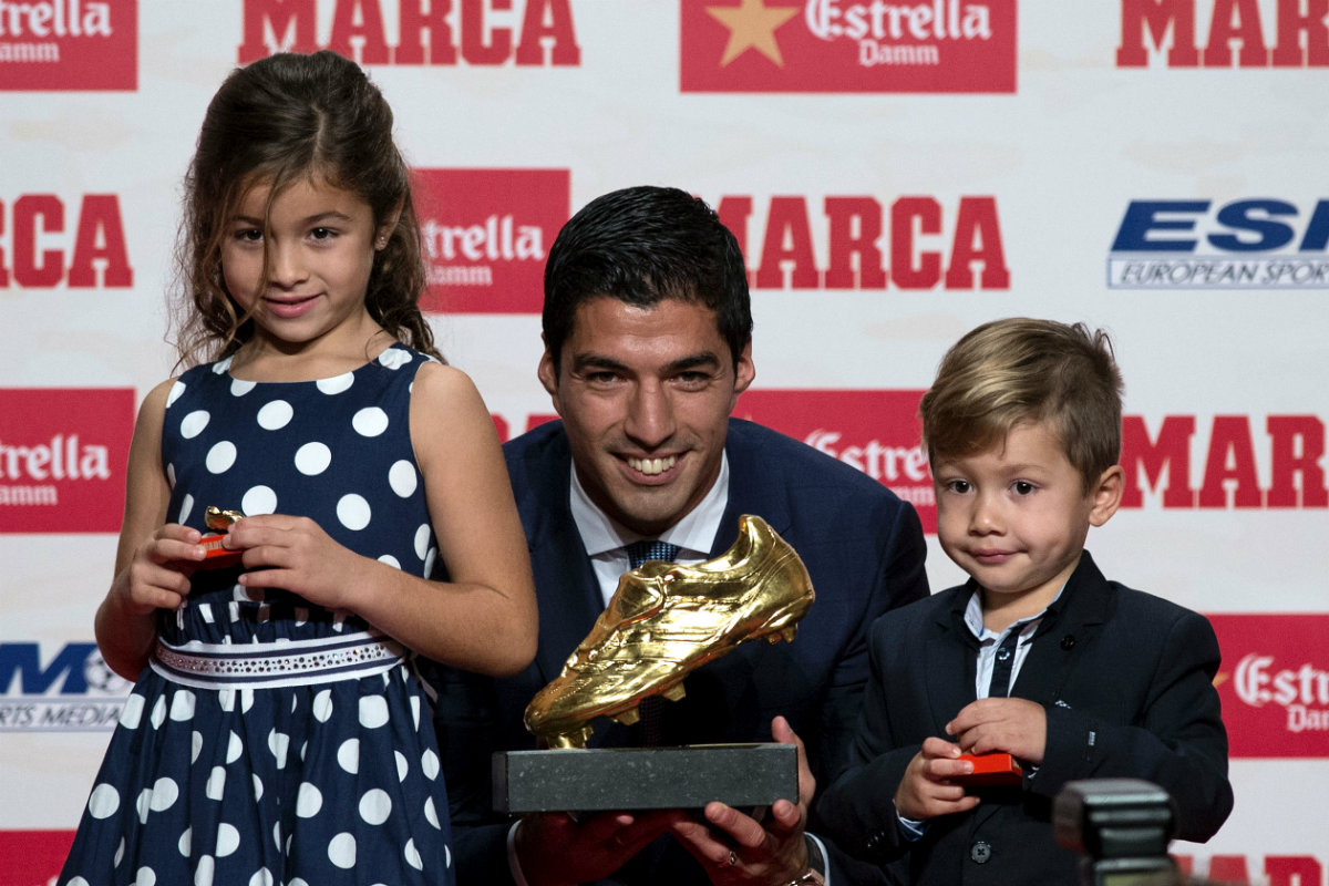 Luis Suárez recibió el premio por parte de sus hijos  Delfina y Benjamín 