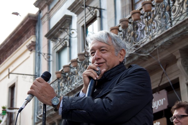 "No manchen", tuiteó López Obrador y afirmó que Salinas de Gortari apoyó a Bush durante su campaña, así como Felipe Calderón a John McCain.