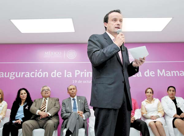 Mikel Arriola en la inauguración de la clínica para tratar cáncer de seno.