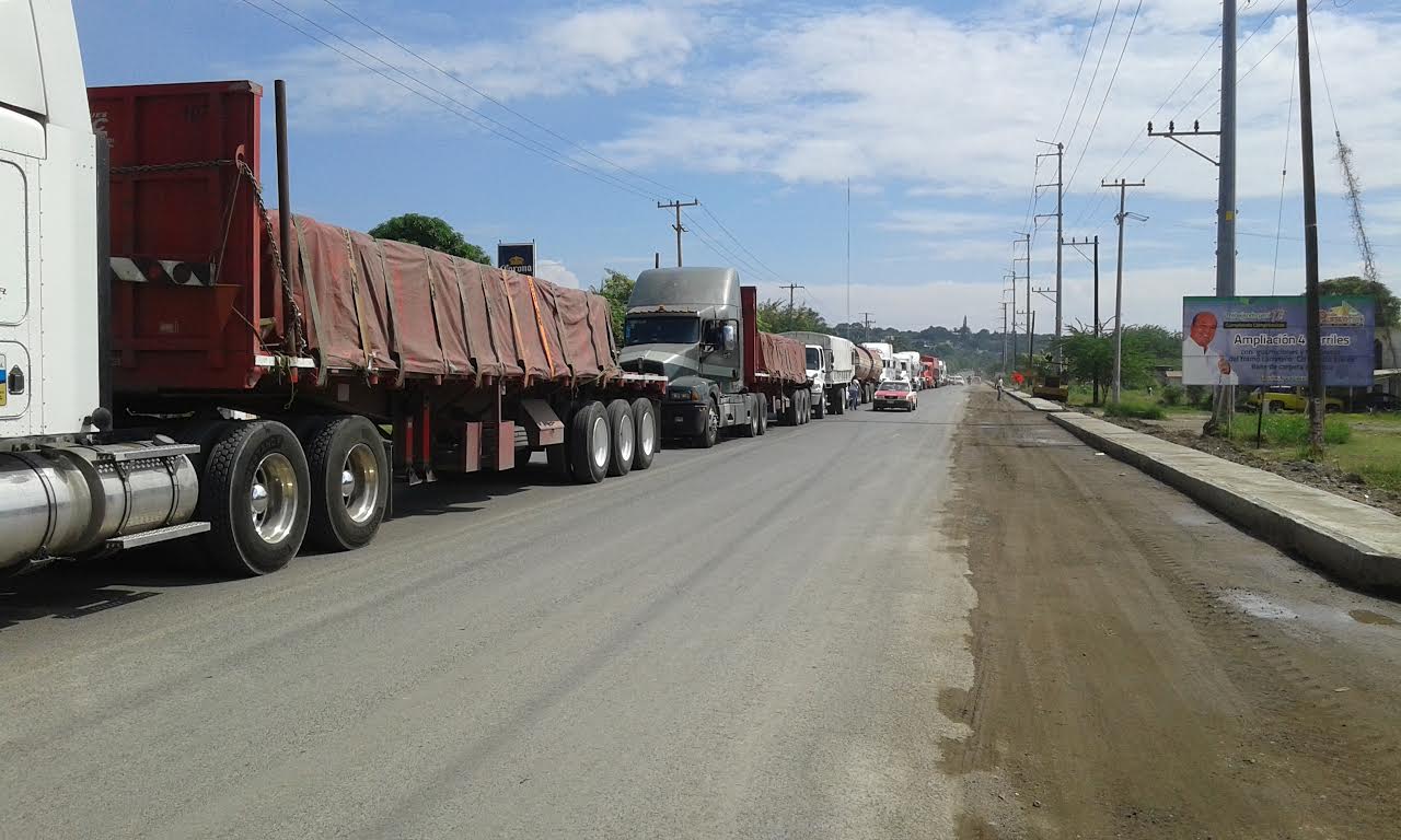 Paralizaron circulación vehícular en tramo carretero que se dirige al Puente El Prieto.