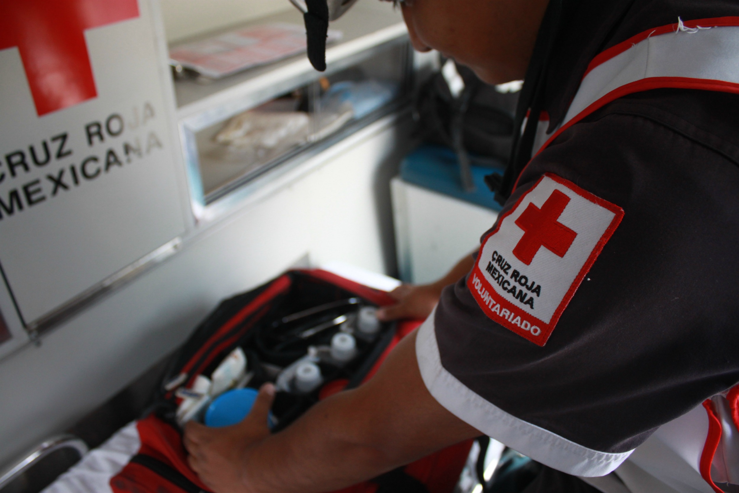 Personal de la Cruz Roja atiende la emergencia.