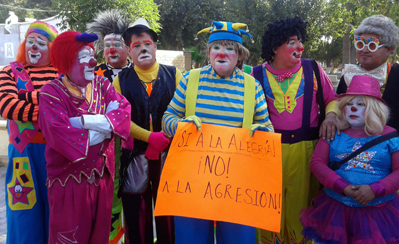 Señalan que hay persona que se visten de 'Vita Uva' para robar y asaltar en colonias como Carolinas en Torreón. 