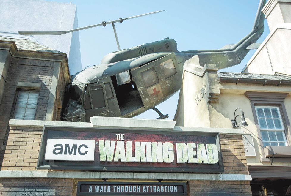 Universal Studios Hollywood te transporta al mundo de The Walking Dead con animatronics de zombies y escenarios como los de la serie.