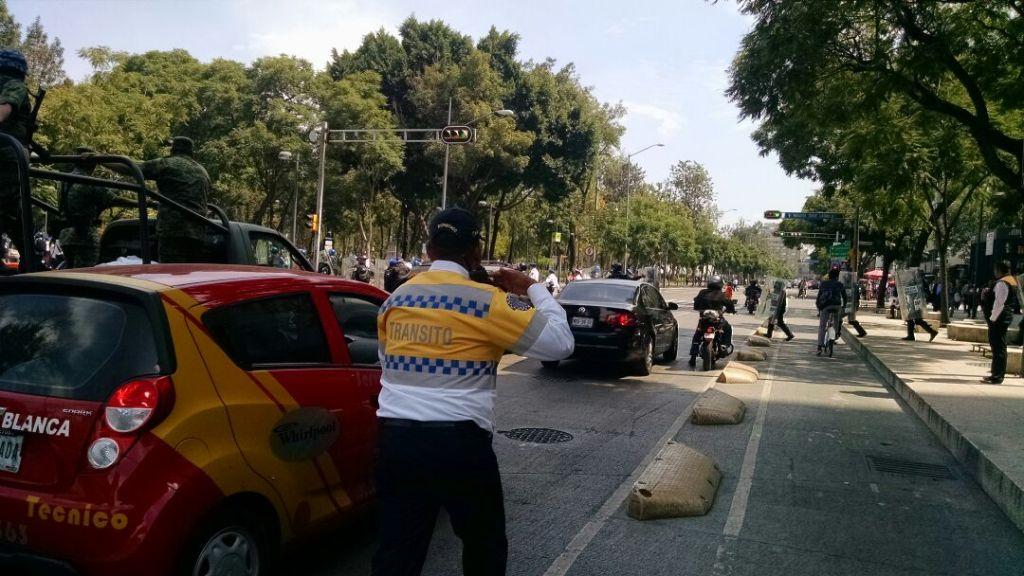Los vendedores ambulantes se retiraron de avenida Juárez luego de que granaderos les cerraron el paso. 