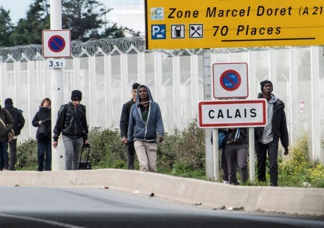 En Calais, Francia, viven más de seis mil refugiados, quienes desean trasladarse a Reino Unido.