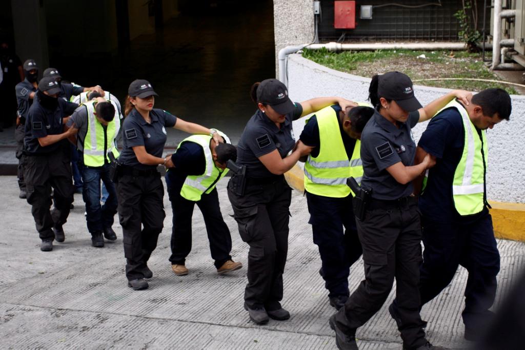 Detención por parte de la Subprocuraduría Especializada en Investigación de Delincuencia Organizada de 27 personas implicadas en el caso Iguala. 
