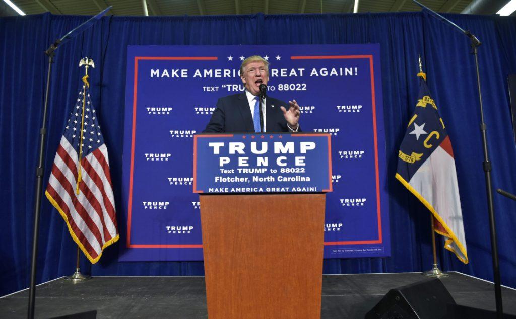 El republicano dijo que los Obama apenas querían "salir a hacer campaña".