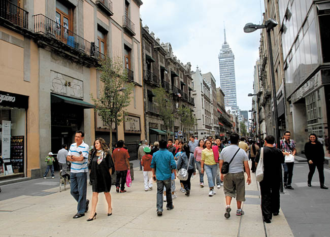La falta de infraestructura para proteger a peatones causa la muerte de millones de personas al año. 