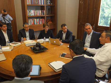 El gobernador de Oaxaca, Gabino Cué y  el mandatario electo, Alejandro Murat, conformaron la Comisión Mixta de Transición para el cambio de poderes. 