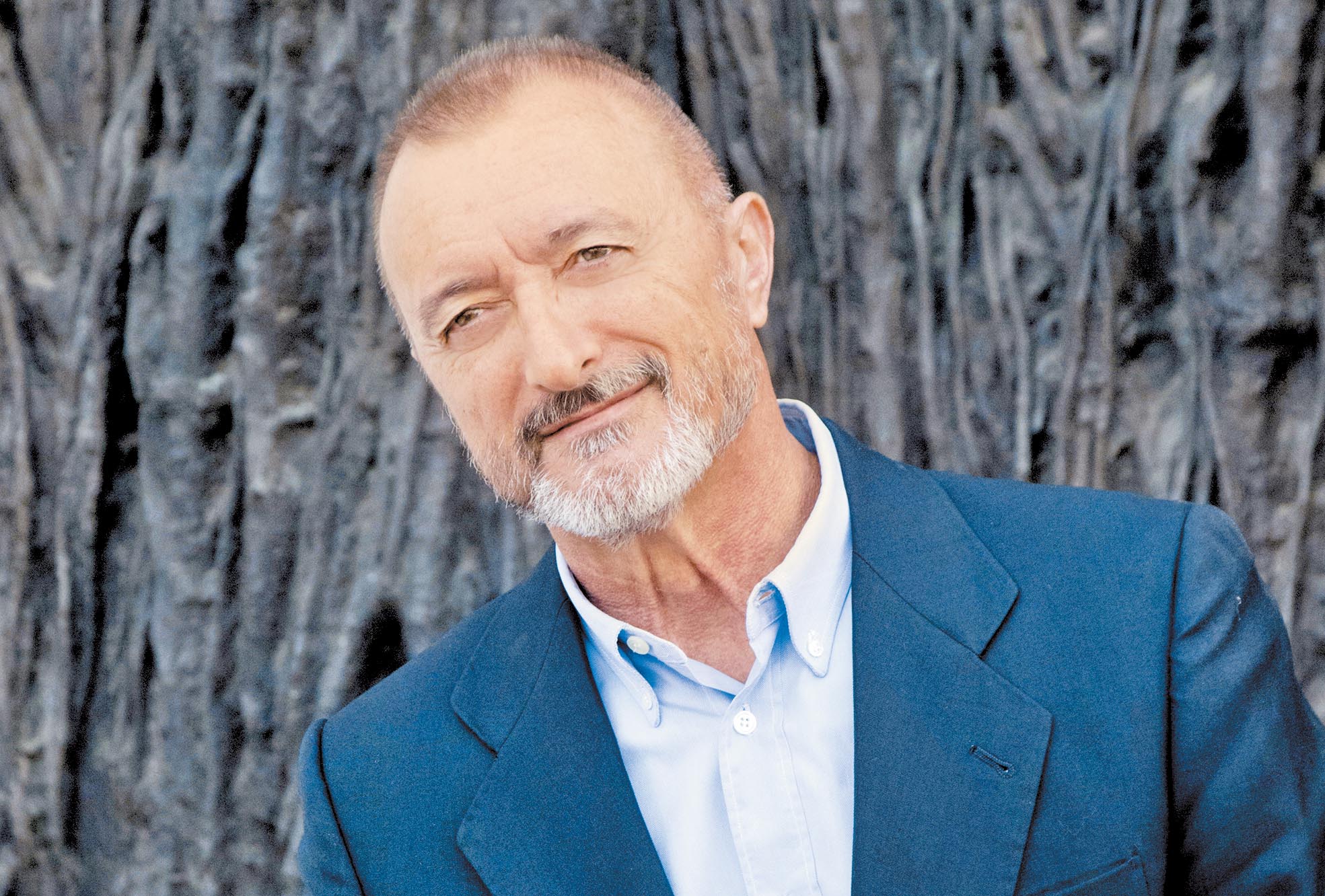 “En los tiempos que describo había tintas invisibles, mujeres que llevaban en el liguero una daga...”.