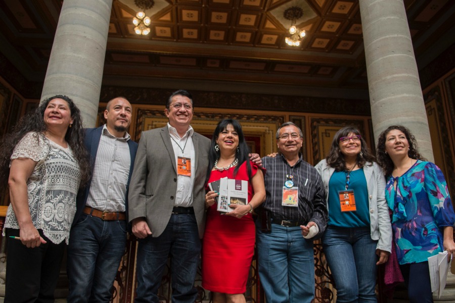 A las afueras del Teatro Juárez después de la presentación. Al centro, Leticia Sánchez Medel