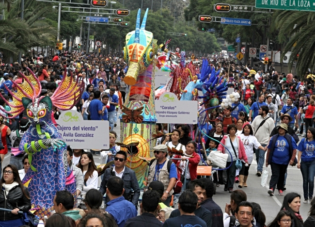 Unos 221 alebrijes gigantes desfilaron por las calles de la Ciudad de México