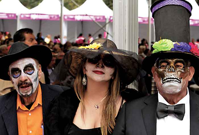 Personas de la tercera edad se vistieron con atuendos por el Día de Muertos.