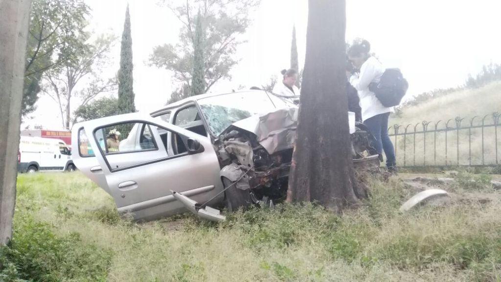 De acuerdo con los primeros reportes, el conductor iba a exceso de velocidad; al interior del auto encontraron botellas de cerveza. 